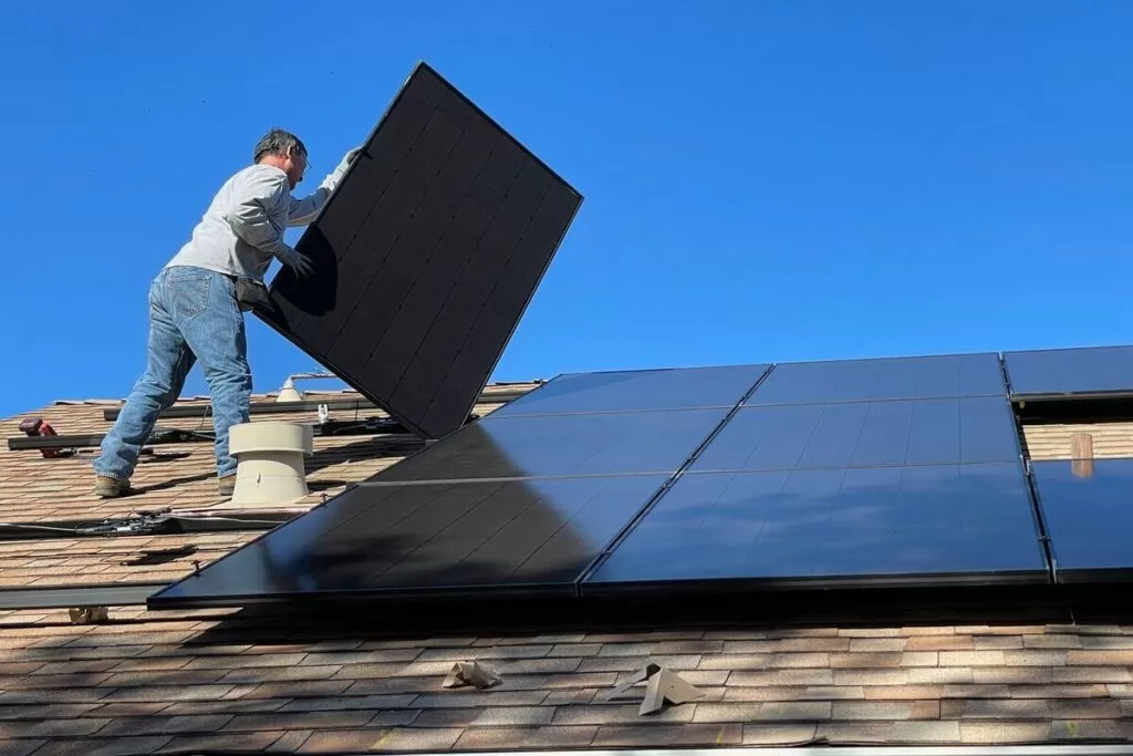 1. Montarea panourilor fotovoltaice pe acoperis: Cum se instaleaza panourile solare - schema de montaj