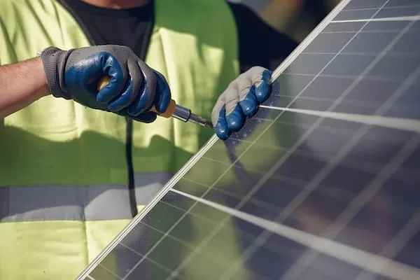 conectare panouri fotovoltaice serie sau paralel - lucrator la montarea unui panou fotovoltaic