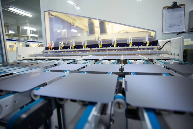 Producția de celule la o instalație LONGi